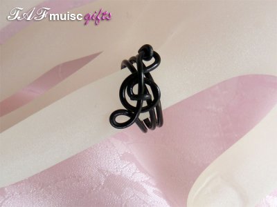 Blacke treble clef music themed statement ring