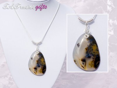 Treble clef interesting Agate necklace