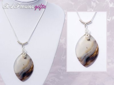 Treble clef wavy pattern Agate necklace